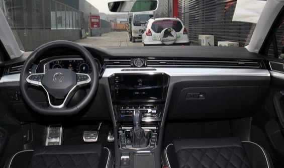 VW MAGOTAN-8